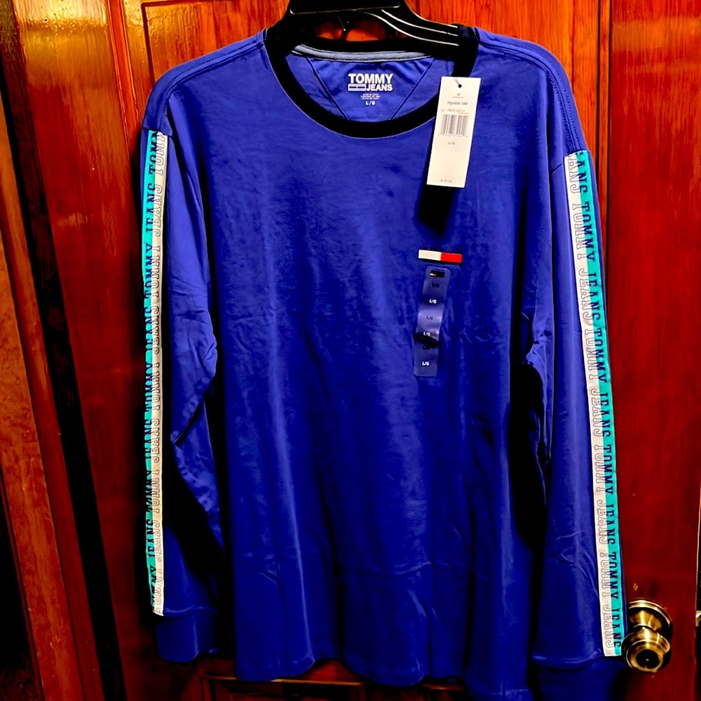 Tommy Hilfiger Tommy Jeans Sweatshirt. Blue w Badges on Sleeves. Size L NWT